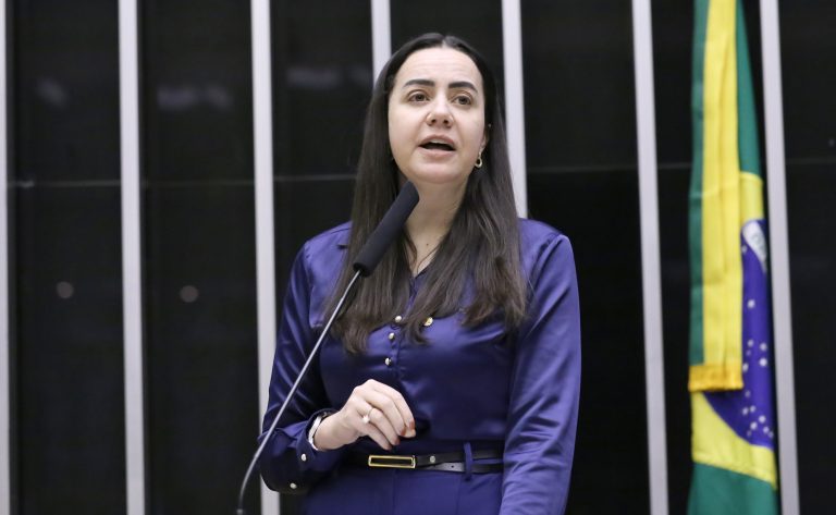 Deputada Franciane Bayer fala ao microfone