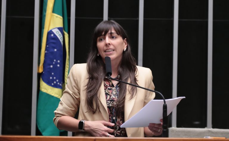 Deputada Natália Bonavides fala ao microfone