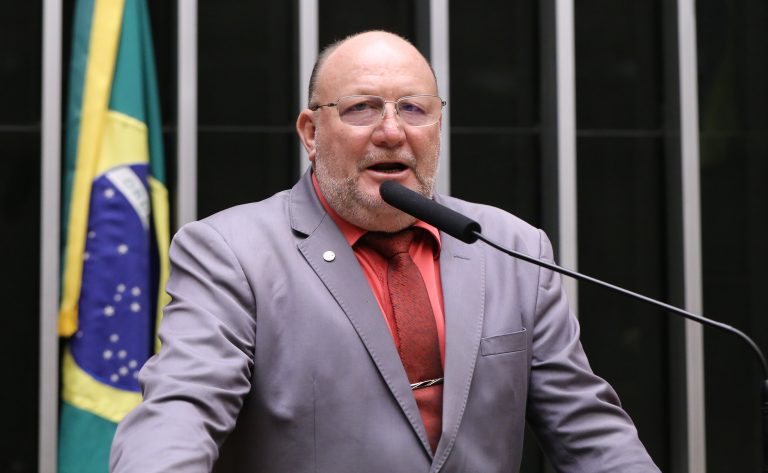 Deputado João Daniel (PT-SE) fala no Plenário da Câmara dos Deputados