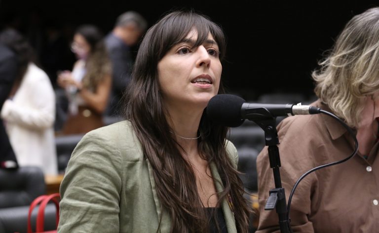 Deputada Natália Bonavides (PT-RN) fala no Plenário da Câmara dos Deputados