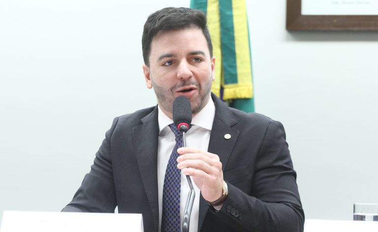 Deputado Célio Studart (PSD-CE) fala em comissão da Câmara dos Deputados