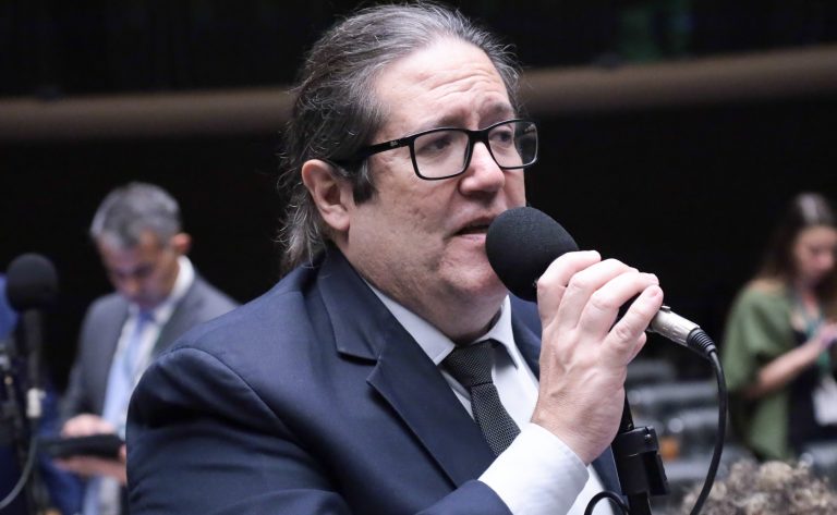 Deputado Tarcísio Motta (Psol-RJ) fala no Plenário da Câmara dos Deputados