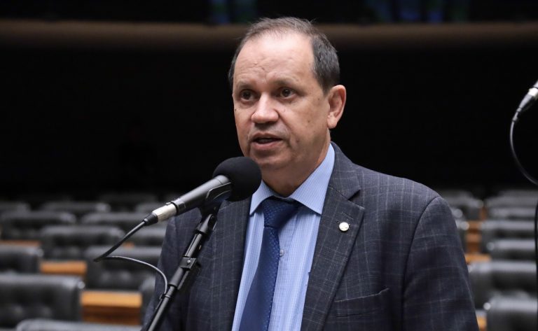 Deputado Eli Borges fala ao microfone