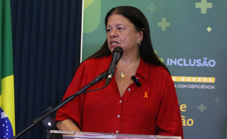 Deputada Laura Carneiro fala ao microfone