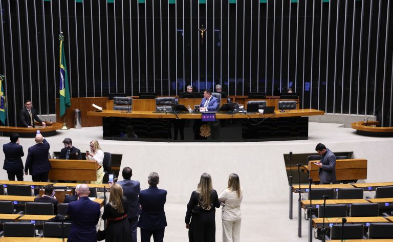 Discussão e votação de propostas legislativas.