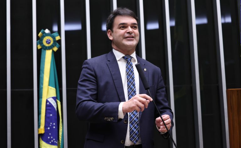 Deputado Rubens Pereira Júnior fala ao microfone