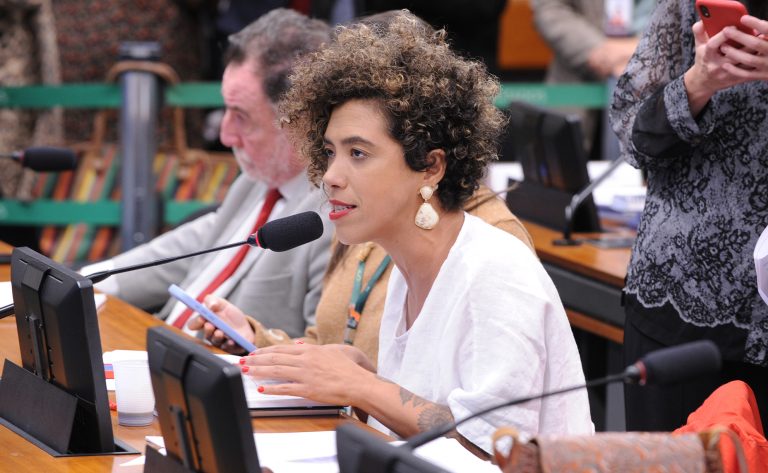PEC 32/15, maioridade civil e penal aos dezesseis anos de idade. Dep. Talíria Petrone (PSOL-RJ)