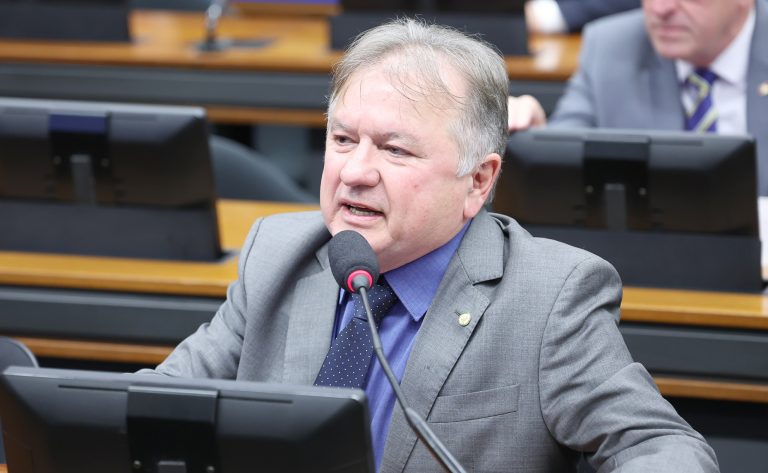 Discussão e votação do parecer do relator. Dep. Merlong Solano (PT - PI)