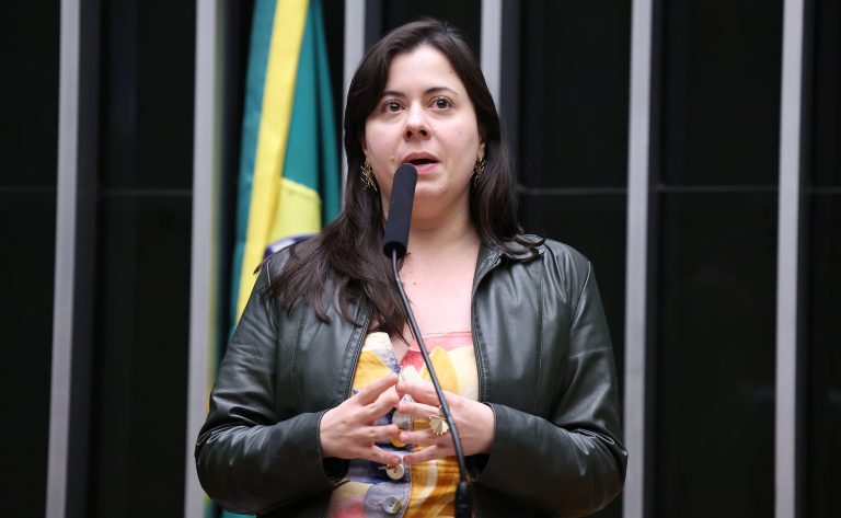 Deputada Sâmia Bomfim fala ao microfone