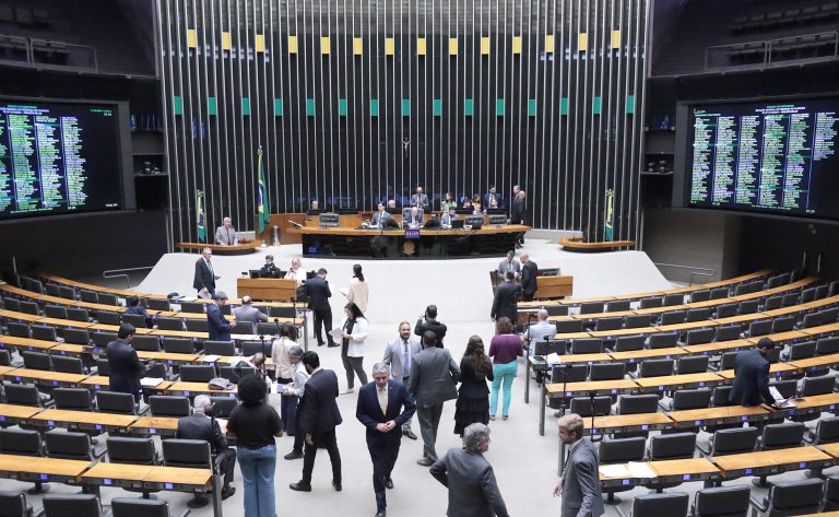 Discussão e votação de propostas legislativas.