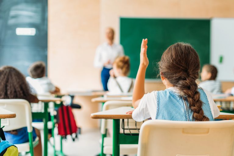 Professor dá aula para crianças