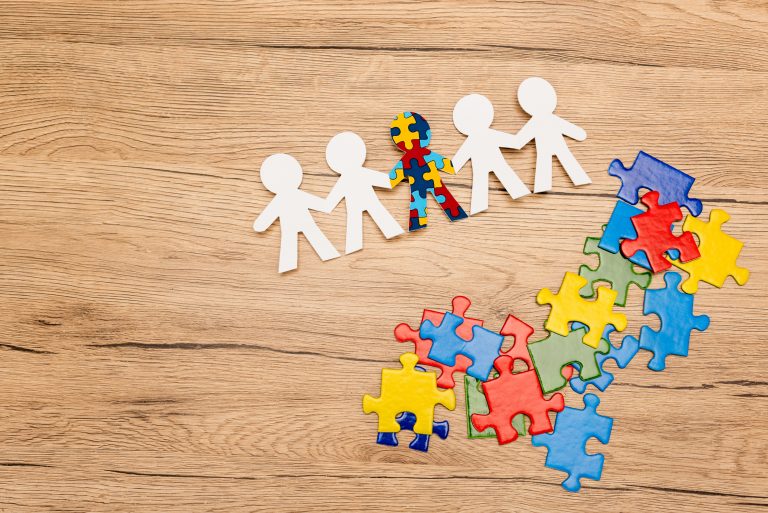 Peças de quebra cabeça colorido, símbolo do Transtorno do Espectro Autista (TEA)