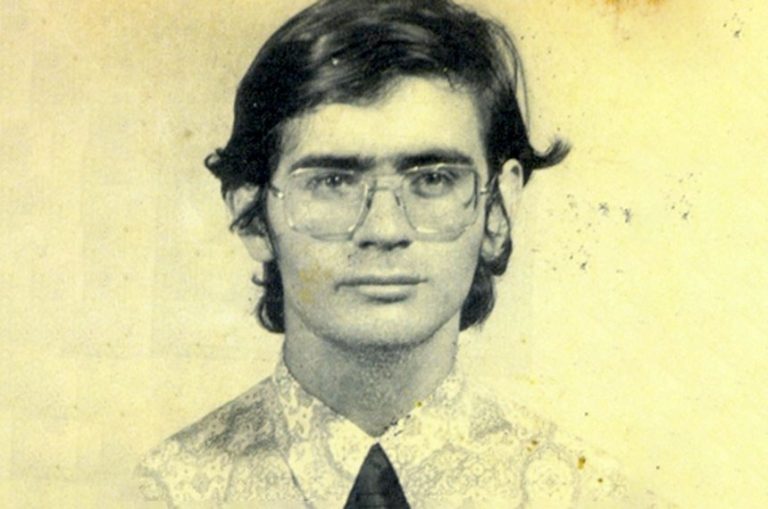 Foto antiga de um homem de gravata e óculos