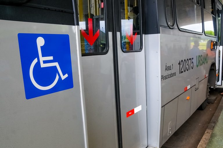 Símbolo de cadeirante em ônbus