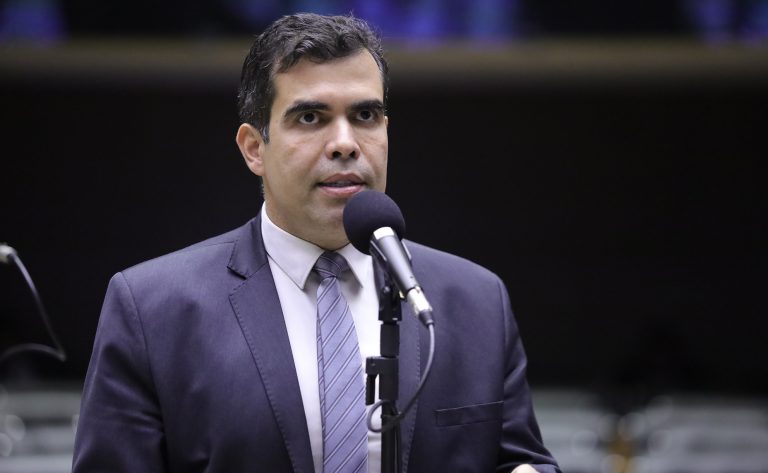 Deputado Ricardo Ayres (Republicanos-TO) fala no Plenário da Câmara dos Deputados