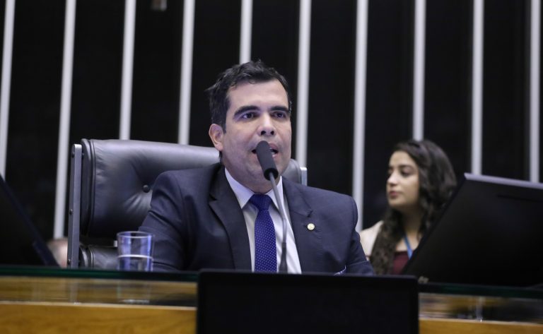 Deputado Ricardo Ayres (Republicanos-TO) no Plenário da Câmara dos Deputados