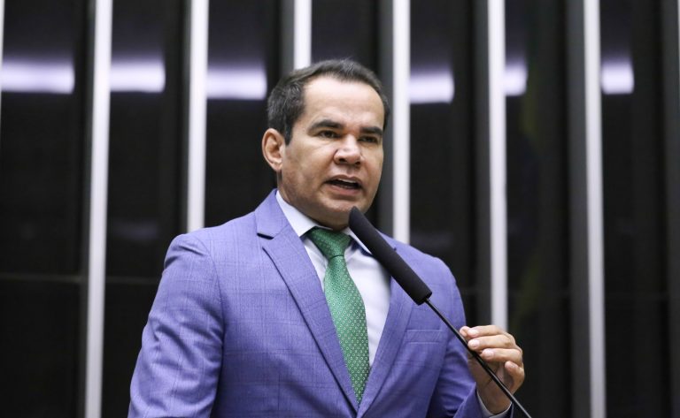 Deputado Defensor Stélio Dener (União-RR) fala no Plenário da Câmara dos Deputados
