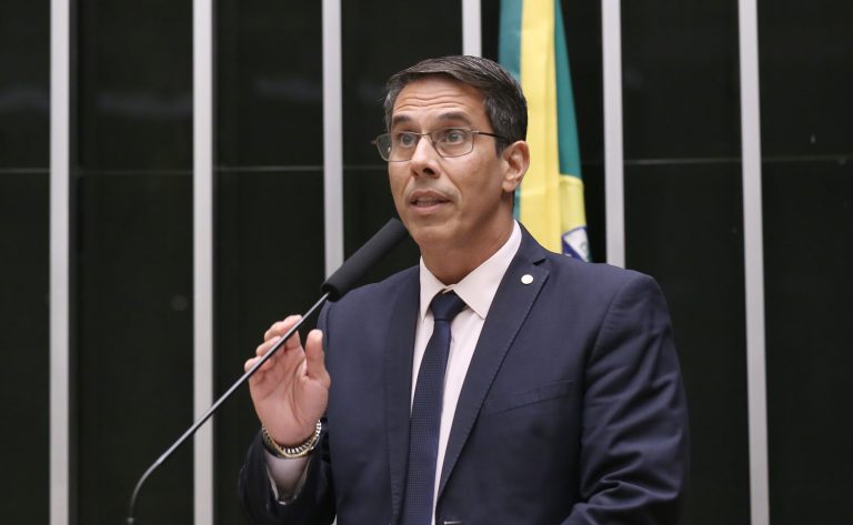 Deputado Amaro Neto (Republicanos-ES) fala no Plenário da Câmara dos Deputados
