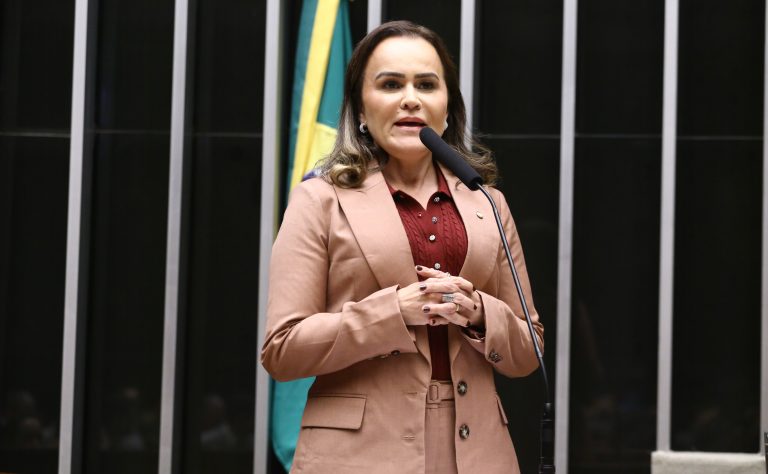 Daniela do Waguinho fala ao microfone