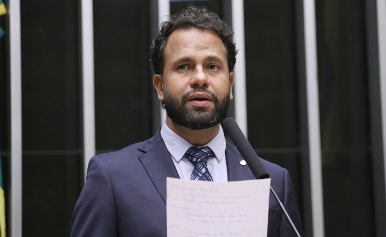 pastor henrique vieira discursa na tribuna