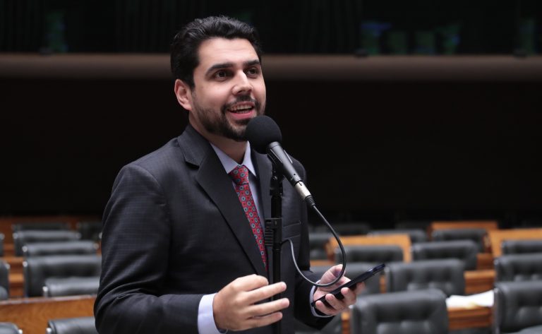 Deputado Lucas Abrahao fala ao microfone