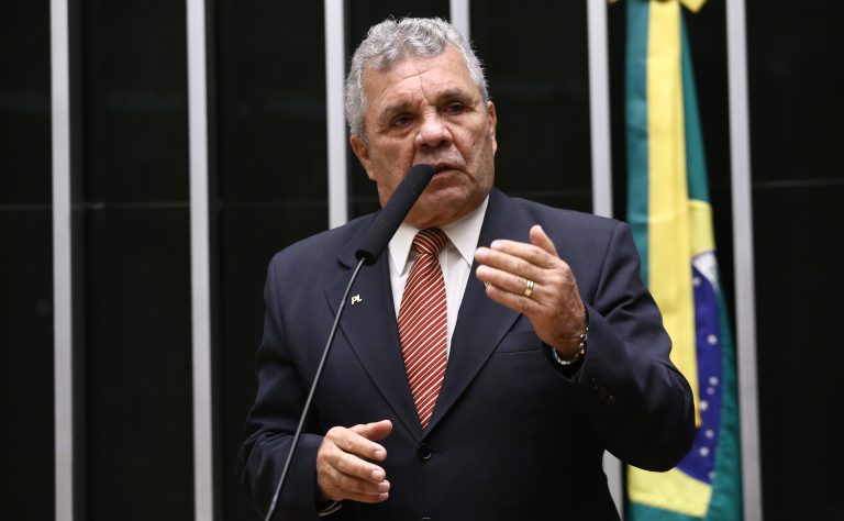 Deputado Alberto Fraga fala ao microfone