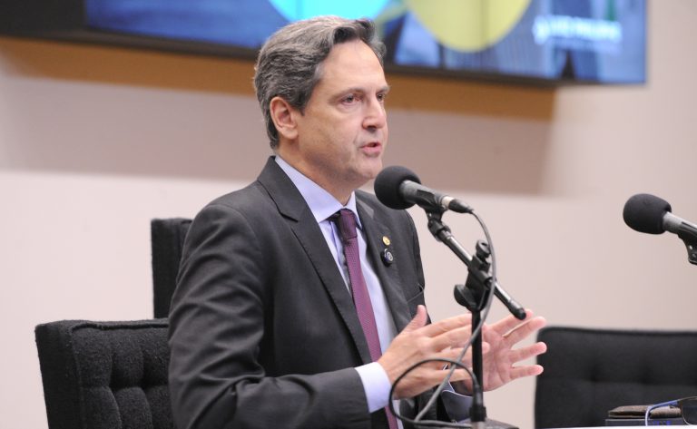 Deputado Luiz Philippe de Orleans e Bragança (PL-SP) fala em audiência da Comissão de Relações Exteriores da Câmara dos Deputados