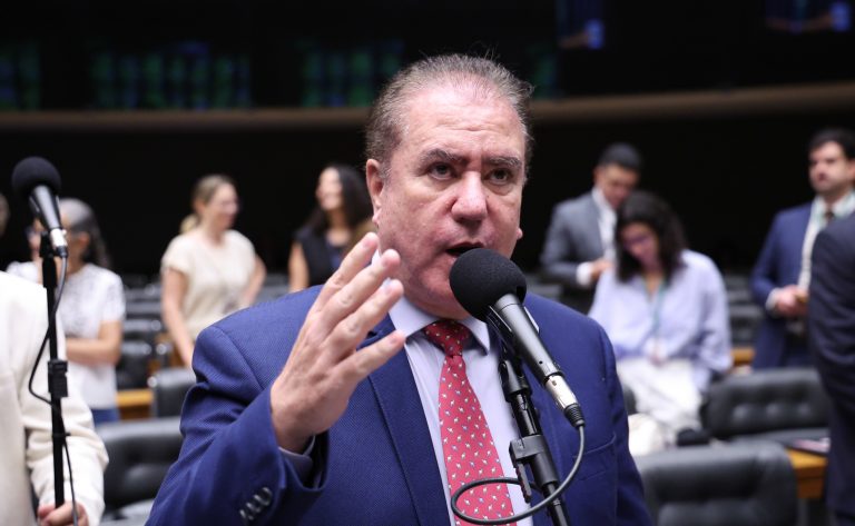 Deputado Jonas Donizette fala ao microfone