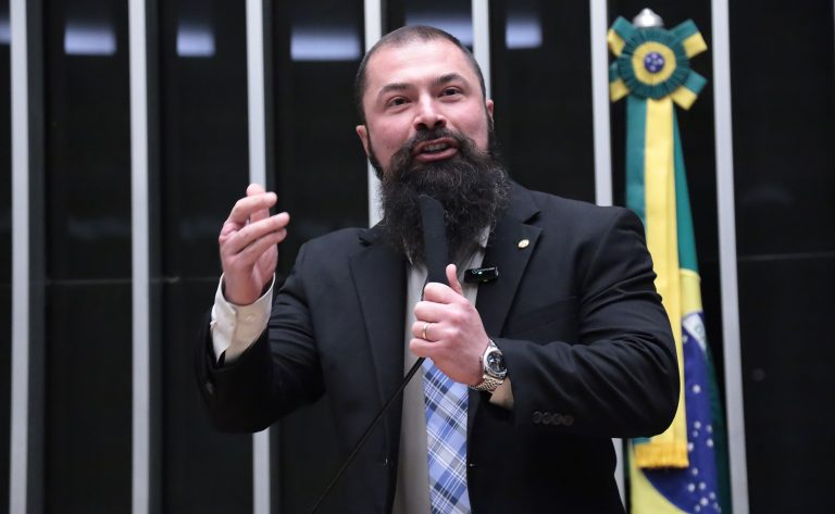 Deputado Delegado Paulo Bilynskyj fala ao microfone