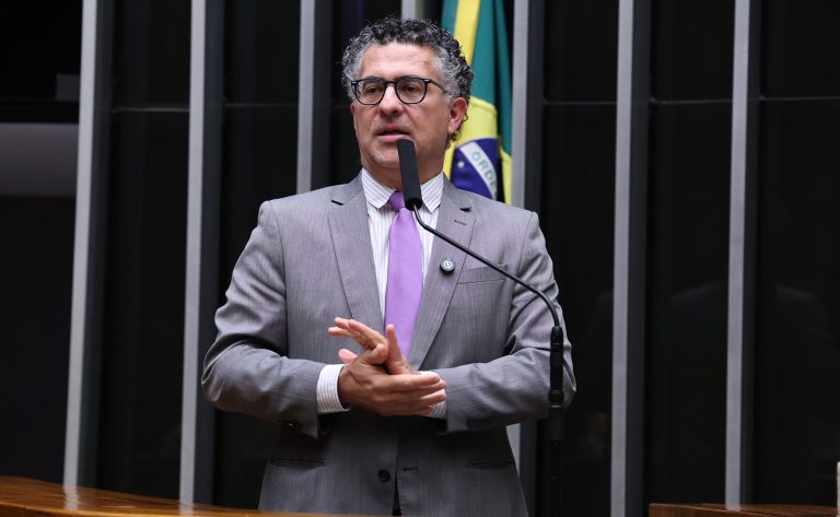 Deputado Alencar Santana fala ao microfone