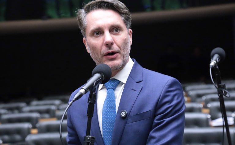 Deputado Alex Manente fala ao microfone