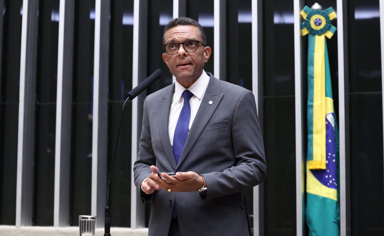 Deputado Otoni de Paula fala ao microfone