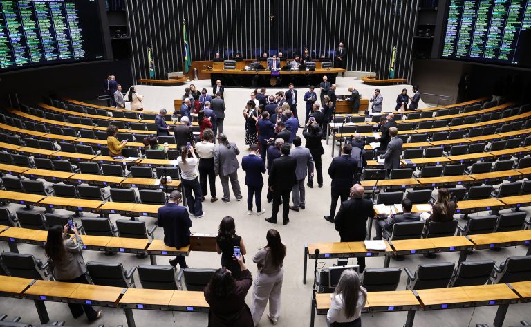 Deputados reunidos no plenário
