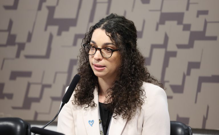 Audiência Pública - Segurança dos profissionais de Comunicação na cobertura das Eleições Gerais de 2026. Danyelle Assessora da Secretaria Nacional de Justiça do Ministério da Justiça e Segurança Pública (SENAJUS), Reis Carvalho.