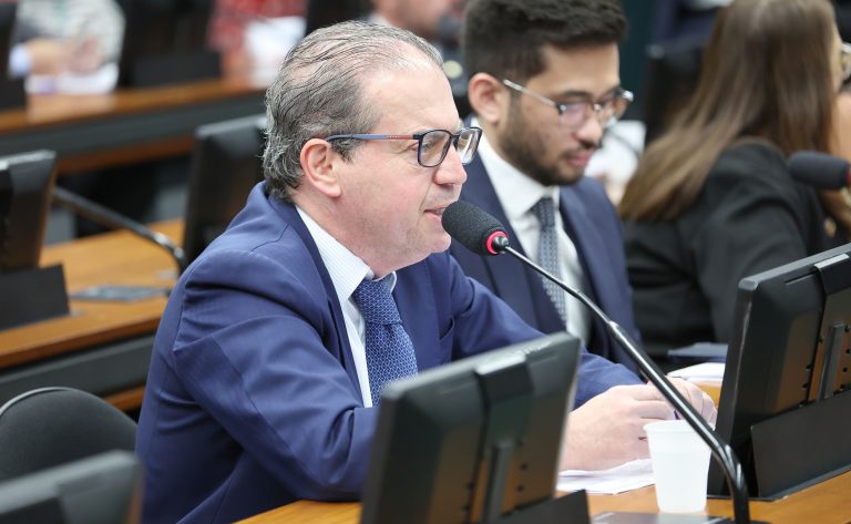Deputado Rodrigo de Castro fala ao microfone