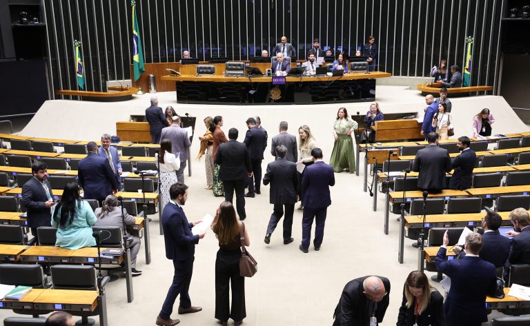 Discussão e votação de propostas legislativas.