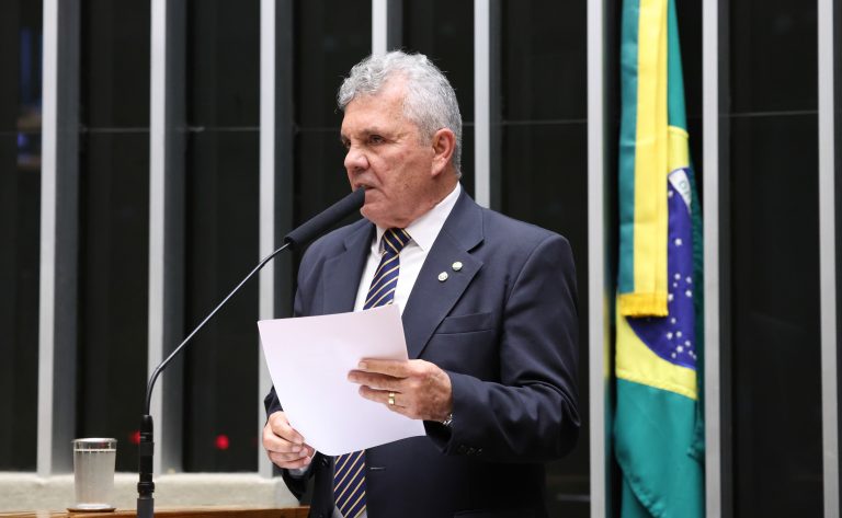 Deputado Alberto Fraga fala ao microfone