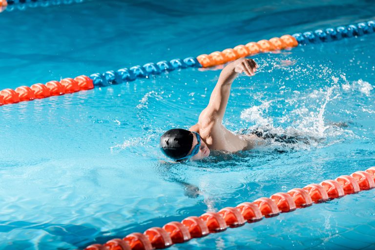 Atleta nada na piscina