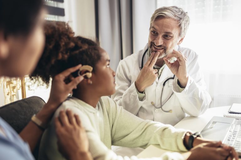 Médico fala em Libras com uma paciente surda