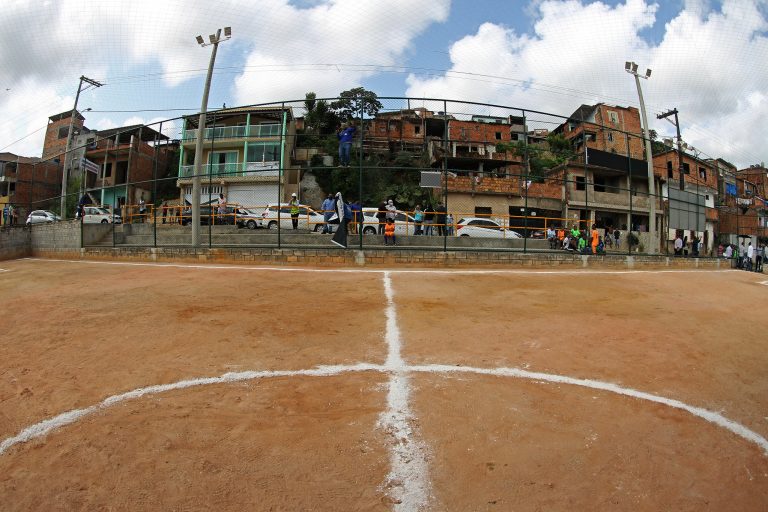 Campo de futebol de terra no bairro de Boa Vista de São Caetano, em Salvador (BA)
