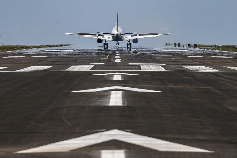 Avião levantando voo