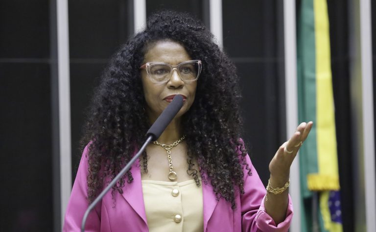Homenagem a Outorga do Diploma Mulher-Cidadã Carlota Pereira de Queirós. Professora e militante feminista, Rosely Maria da Silva Pires
