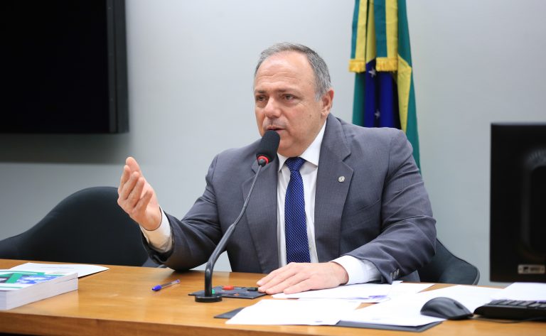 Deputado General Pazuello fala ao microfone