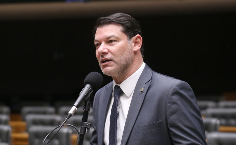 Deputado Roberto Duarte fala ao microfone