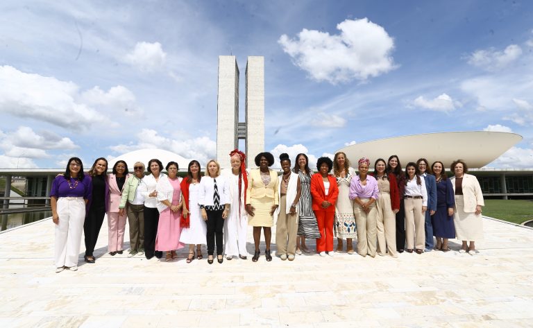 Foto oficial em homenagem ao Dia Internacional da Mulher.