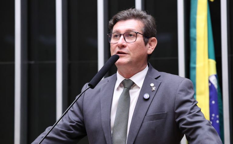 Deputado Rodrigo da Zaeli fala ao microfone