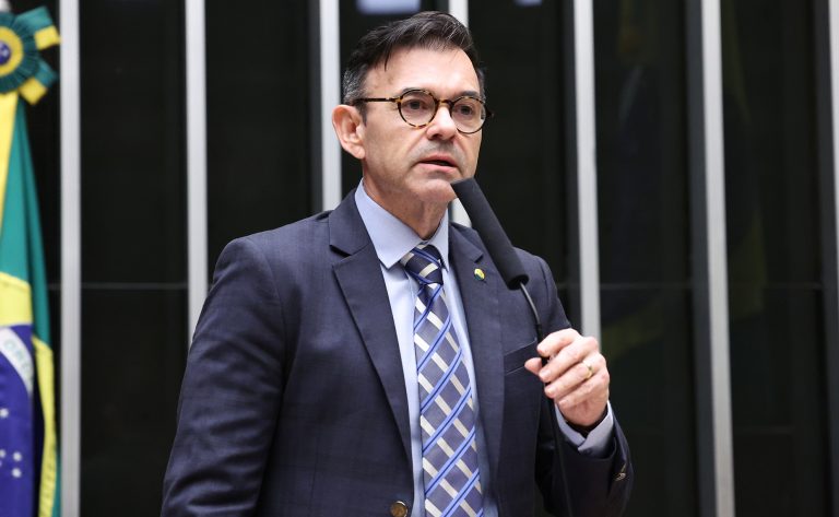Deputado Raniery Paulino (Republicanos-PB) fala no Plenário da Câmara dos Deputados