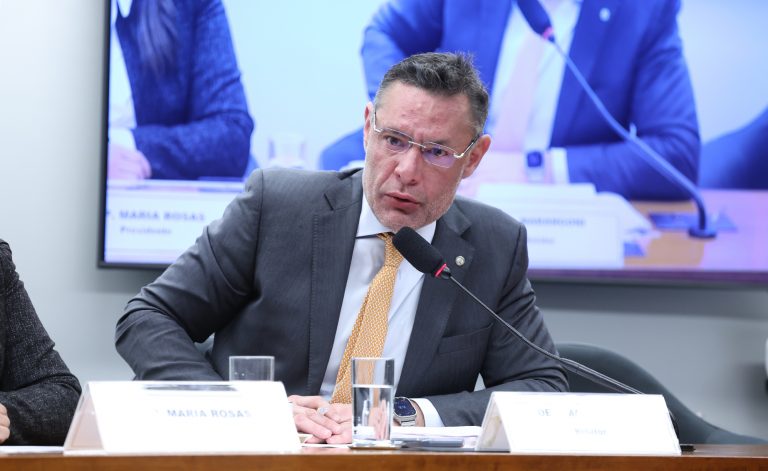 Deputado Marangoni fala ao microfone