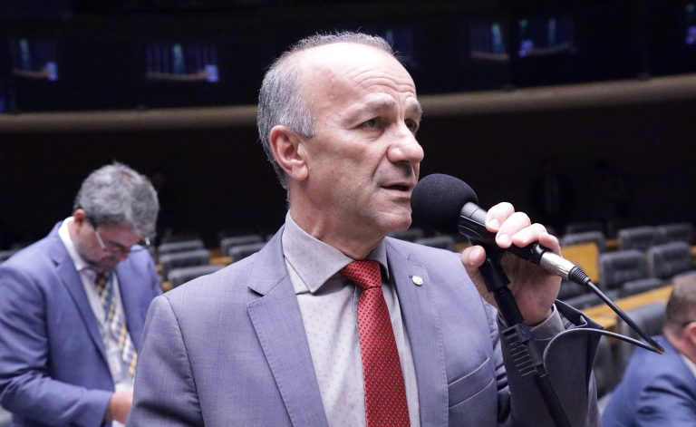 Deputado Helder Salomão fala ao microfone