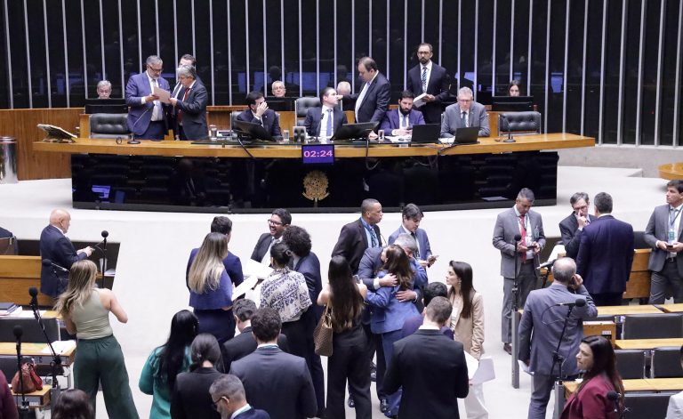 Discussão e votação de propostas legislativas.